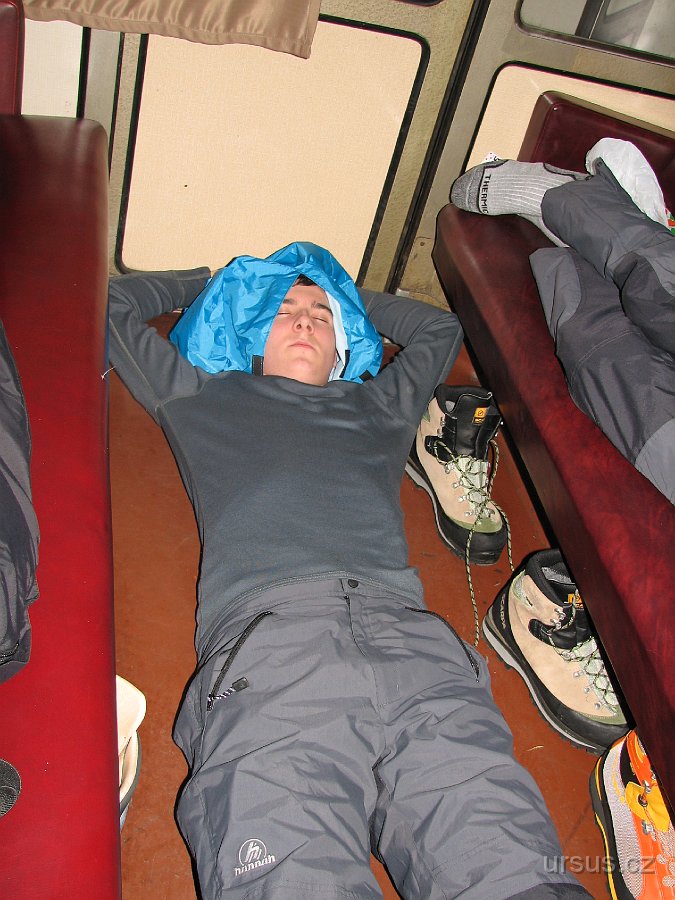 tatry 007.jpg - Jsou dvě hodiny ráno. Noční rychlík je náročný a představa následujícího náročného dne je ještě náročnější, proto všichni děláme co můžeme, abysme si aspoň na chvilku zdřímli.